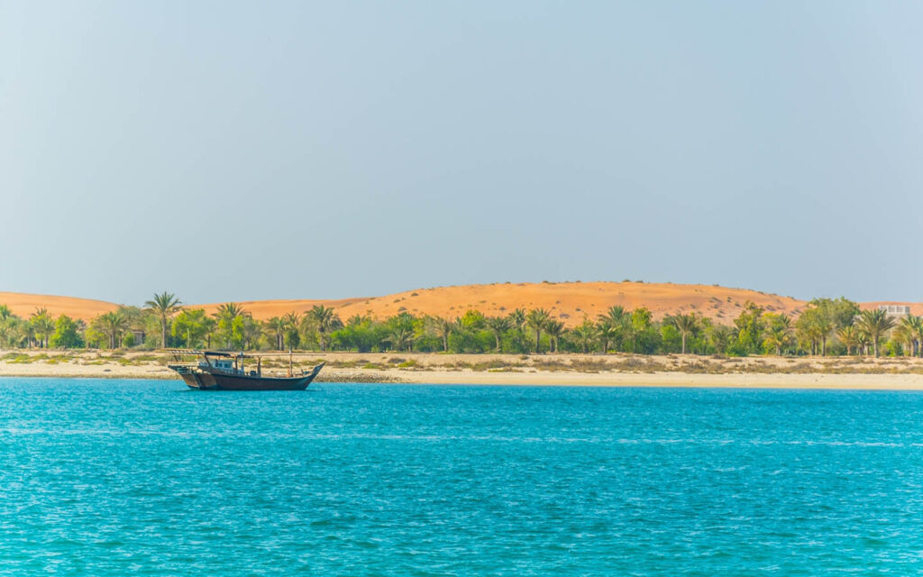 قارب في جزيرة اللؤلؤ