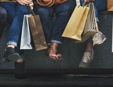 أشخاص يحملون أكياسًا