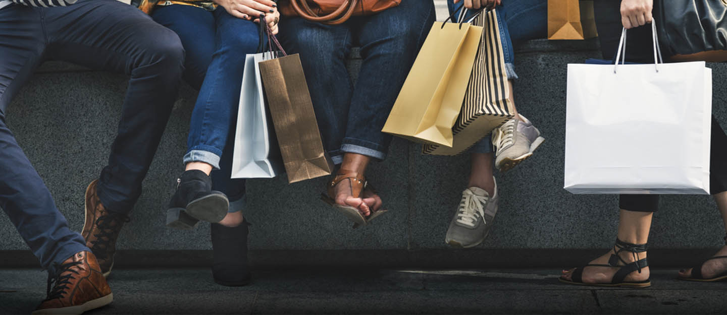 أشخاص يحملون أكياسًا