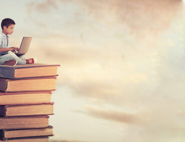 ولد يجلس على كتب