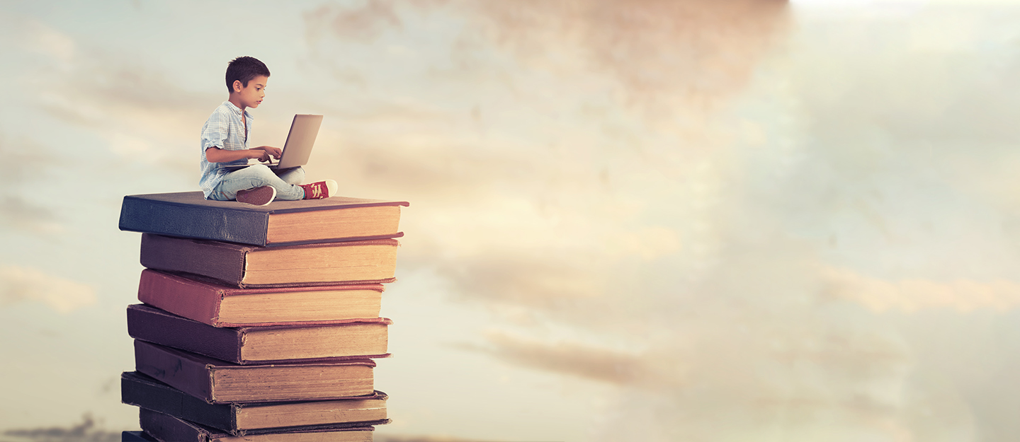 ولد يجلس على كتب