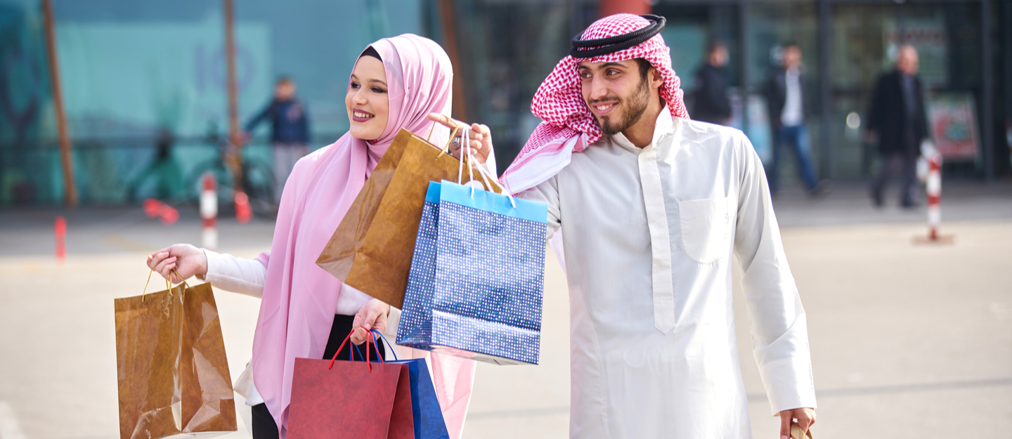 رجل وامرأة يتسوقان