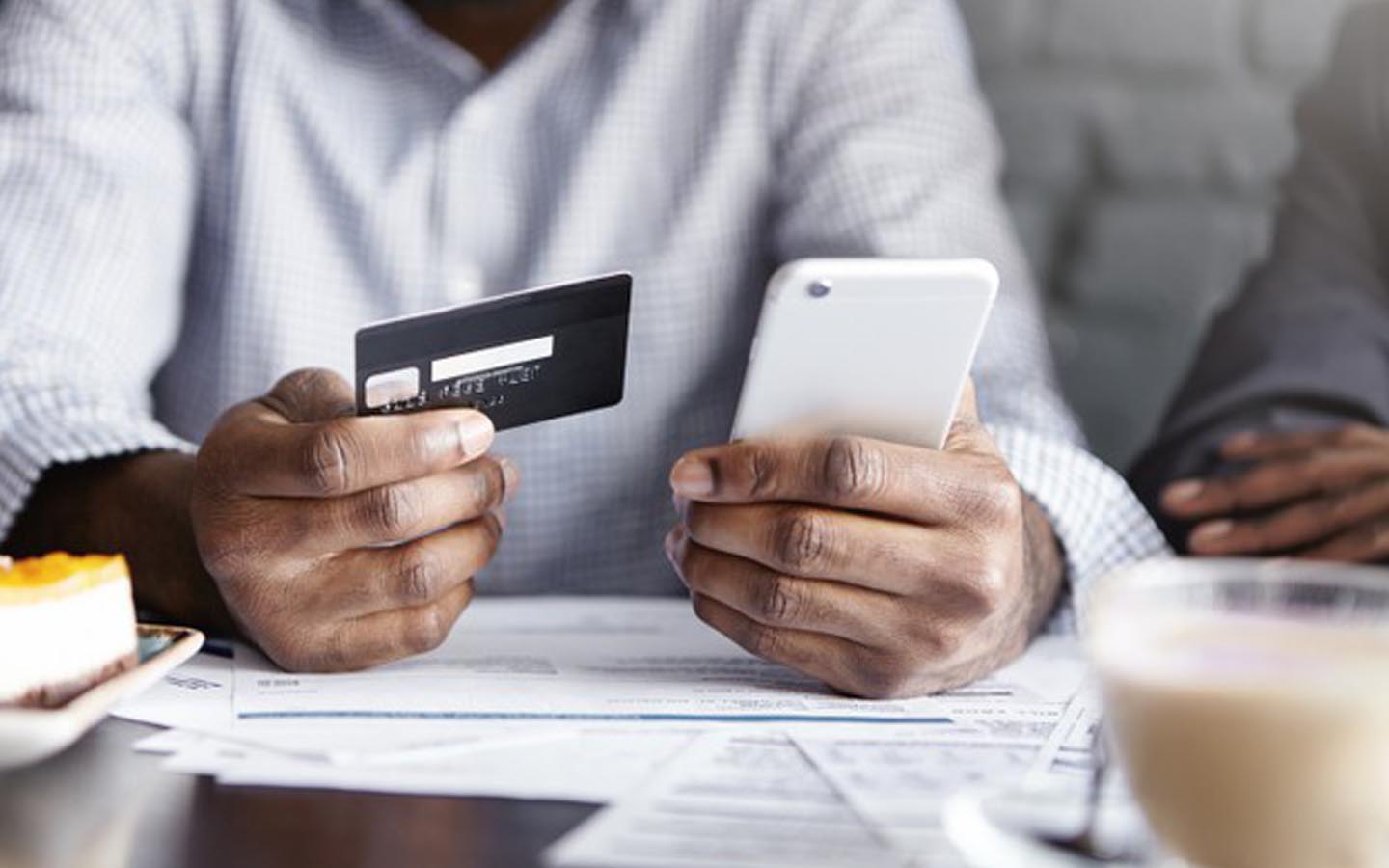 شخص يحاول طلب قطع مؤقت للكهرباء في دبي