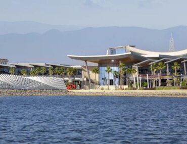 Exterior view of Manar Mall in Ras Al Khaimah showcasing its scenic waterfront promenade.