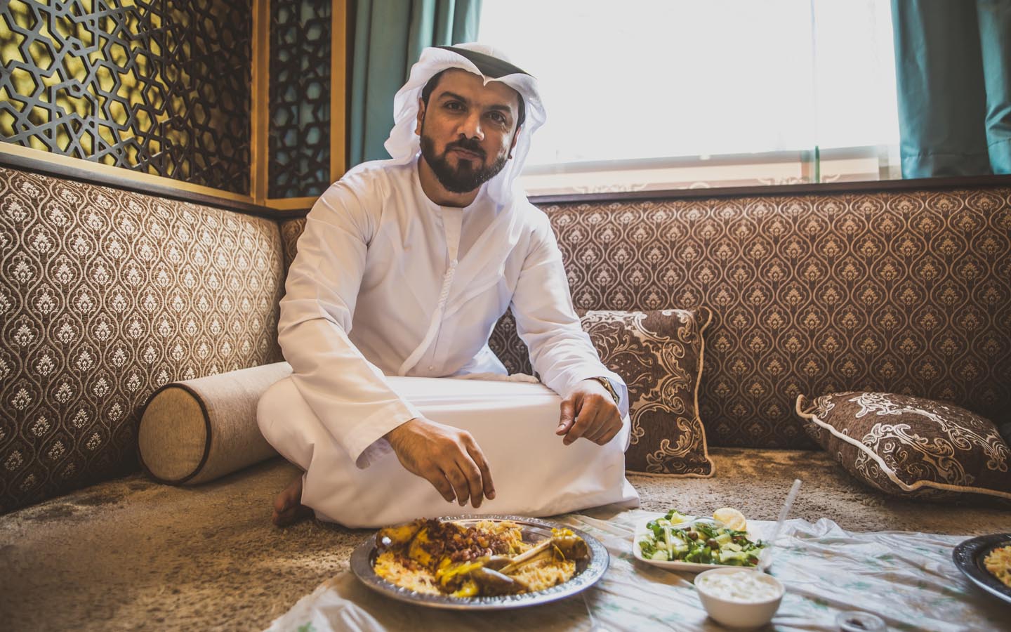 شخص يجلس في مطعم مندي الشارقة