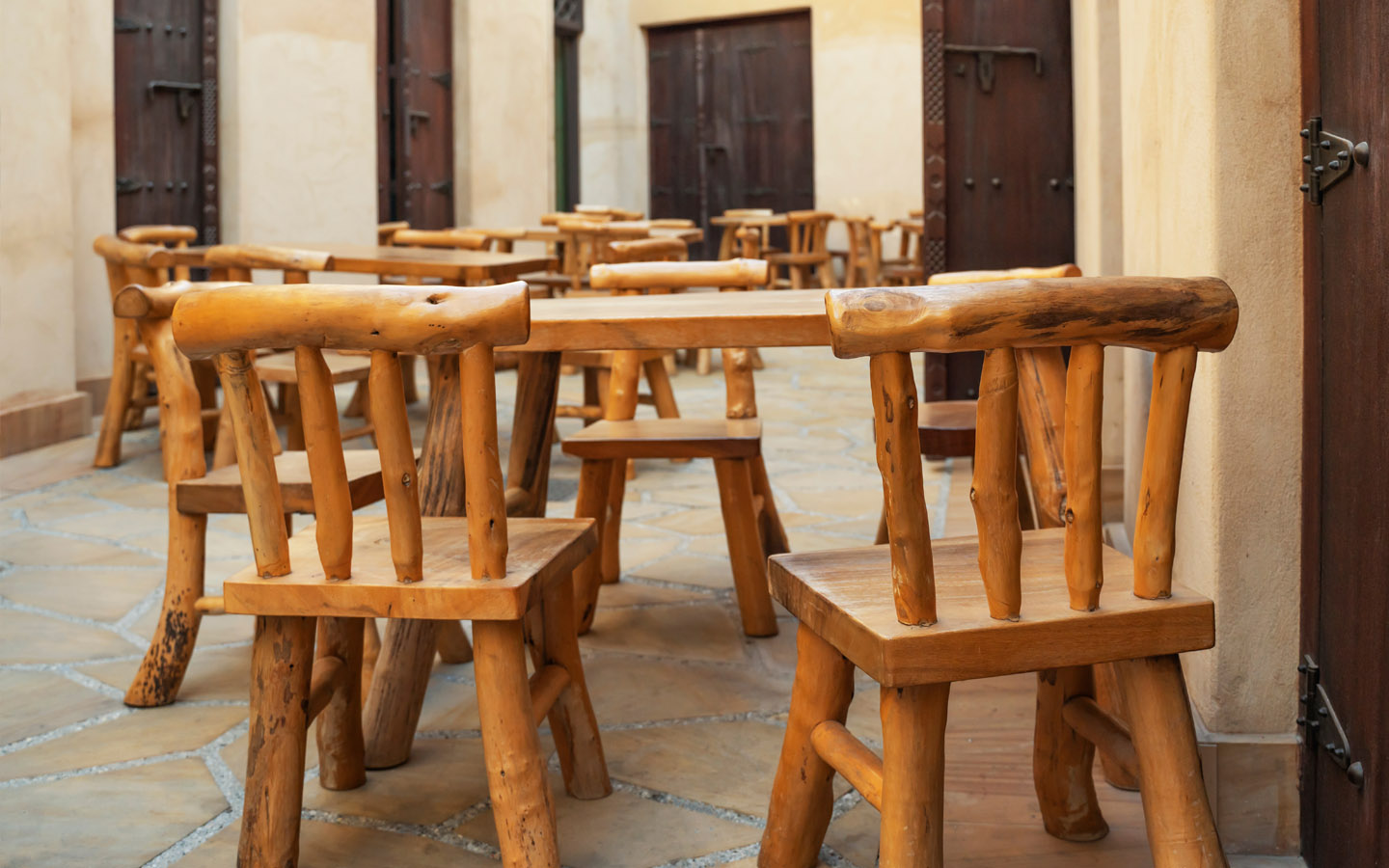 مقاعد في مطعم مندي الشارقة