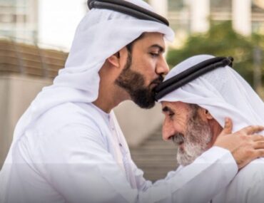 رجل يقبل جبهة أبيه