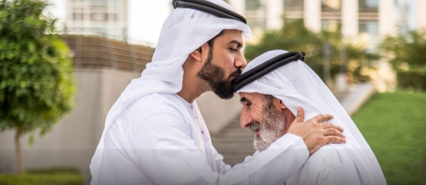رجل يقبل جبهة أبيه