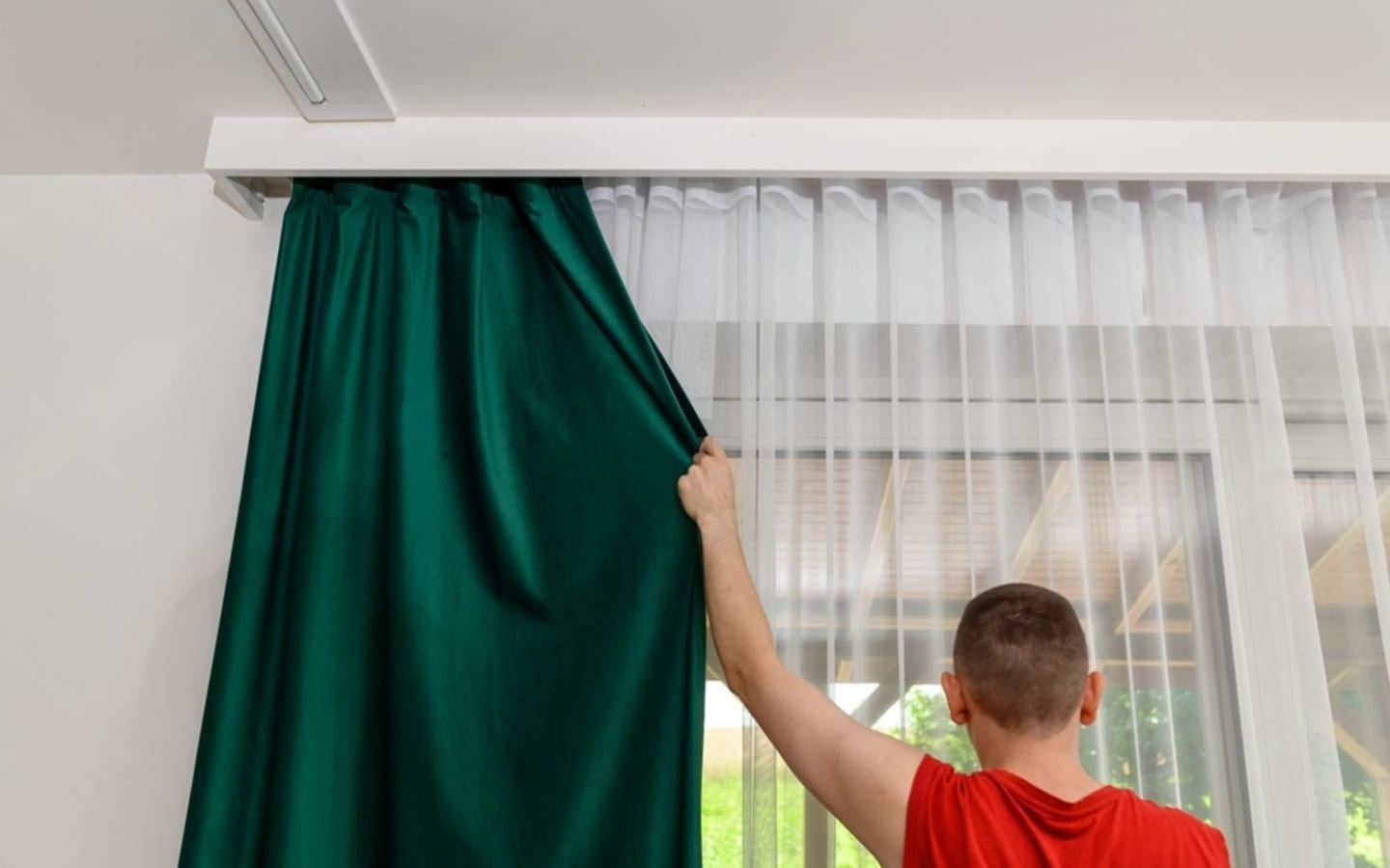 ولد يسحب الستارة