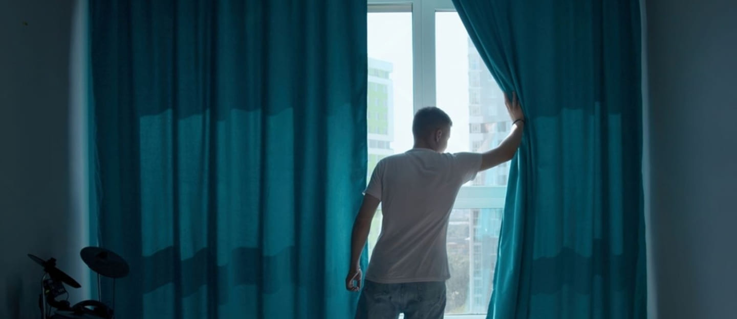 شخص يغلق ستارة