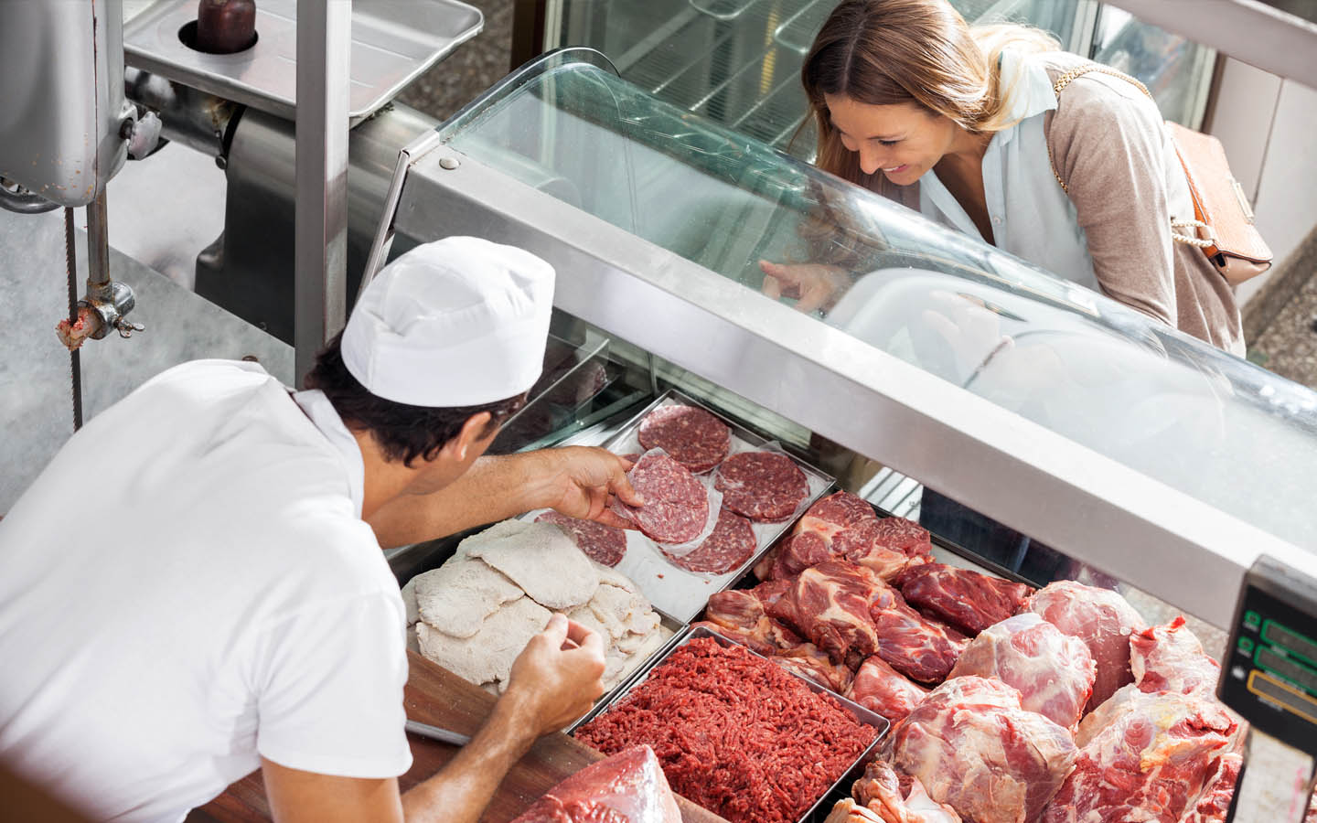 لحام يقدم اللحوم للزائرة 