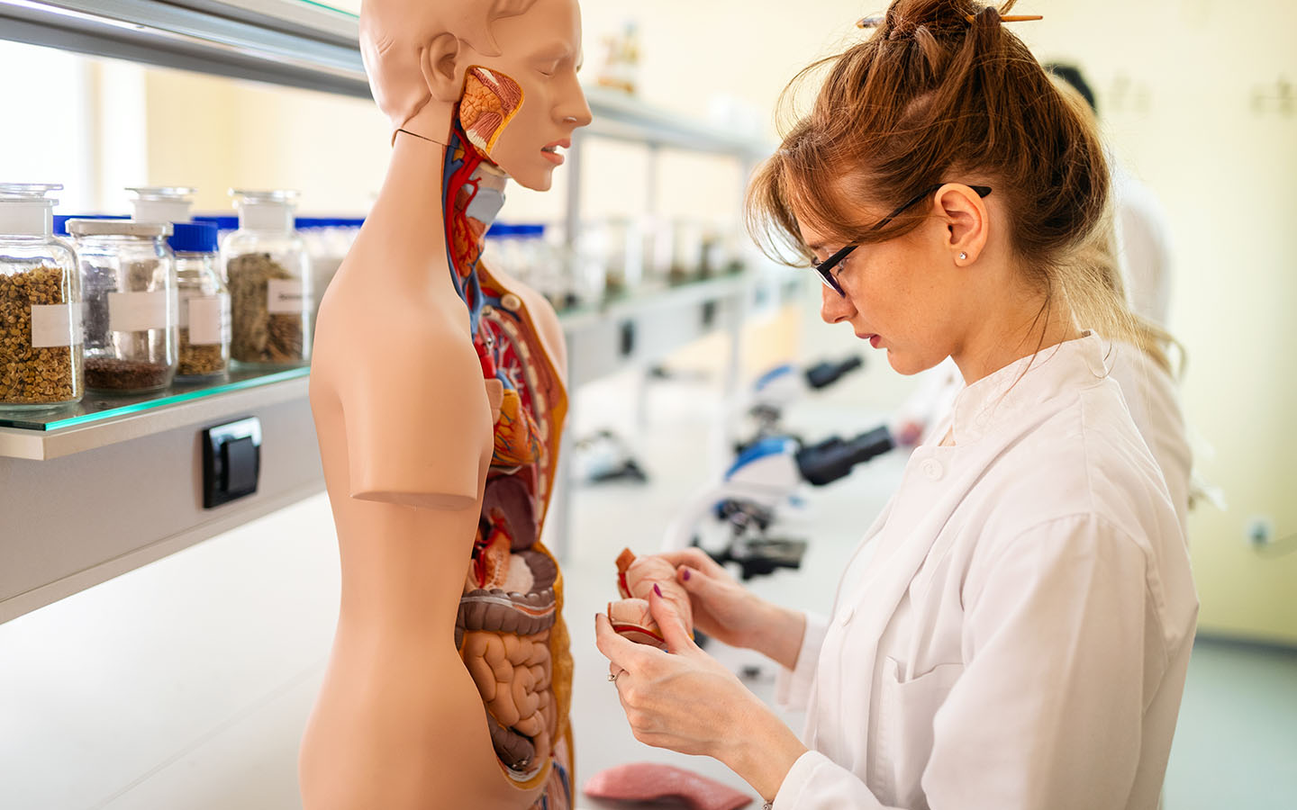 طالبة طب تتعرّف على أجزاء جسم الإنسان