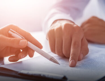 موظف وعميل يتفاوضان