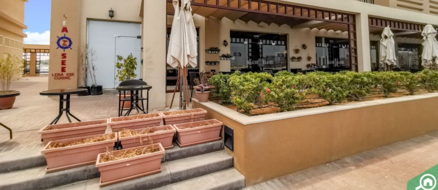 مطعم في ميناء العرب