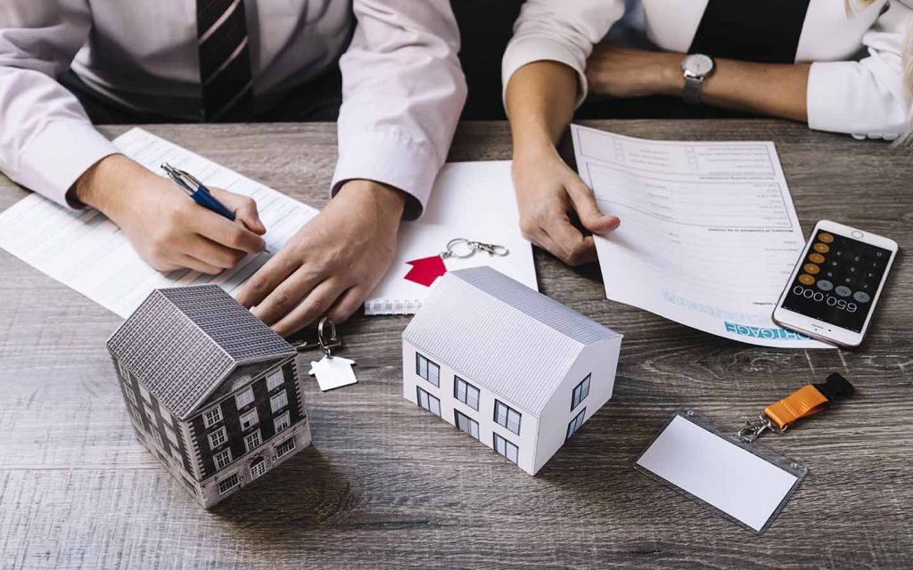 نماذج لبيوت وأوراق وآلة حاسبة