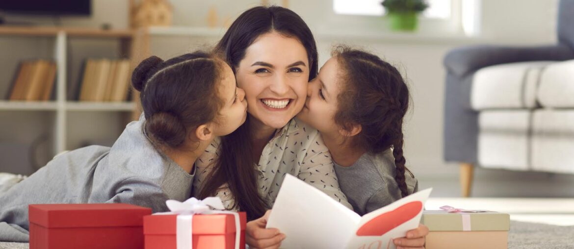 طفلتان تقبلان والدتهما