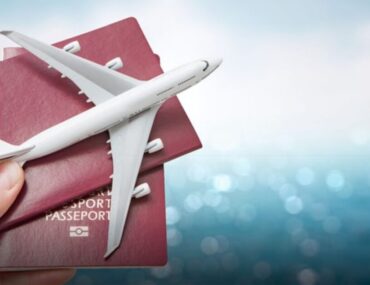 طائرة وجواز سفر