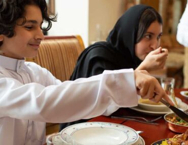 عائلة في مطعم