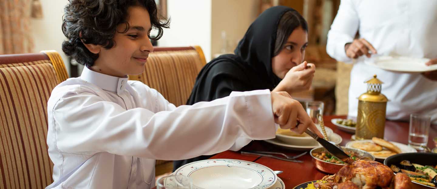 عائلة في مطعم