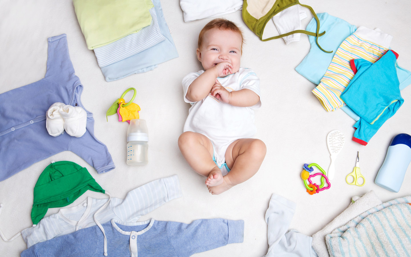 طفل صغير وملابس أطفال