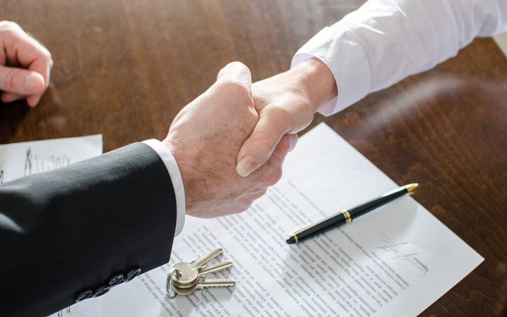 مصافحة بين شخصين