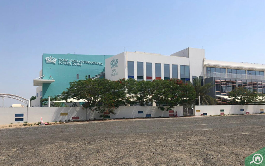 Pros of living in Arjan include being close to Nord Anglia International School