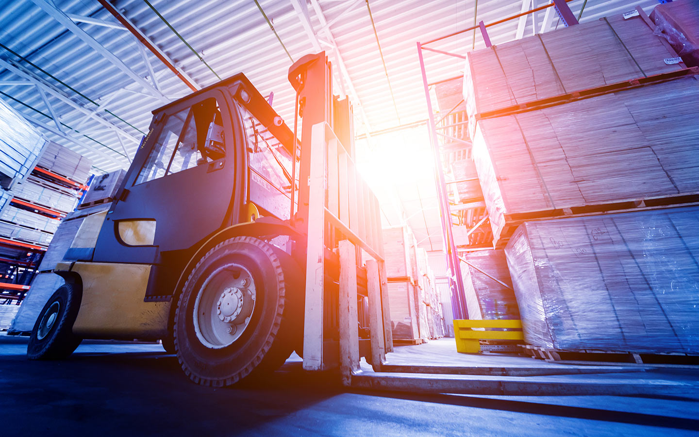 شاحنة نقل أثاث داخل مخزن