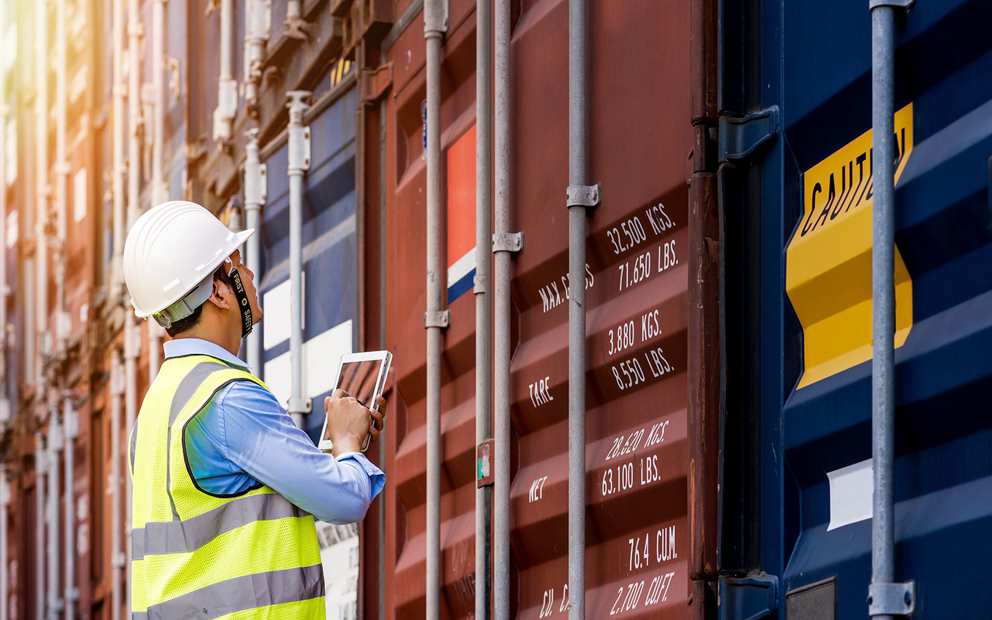 عامل يراقب حاويات تخزين