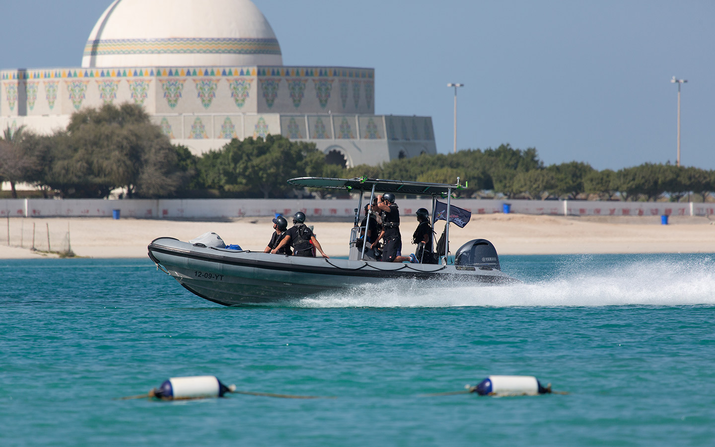 قارب في البحر