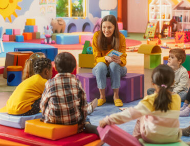 معلمة وأطفال حضانة