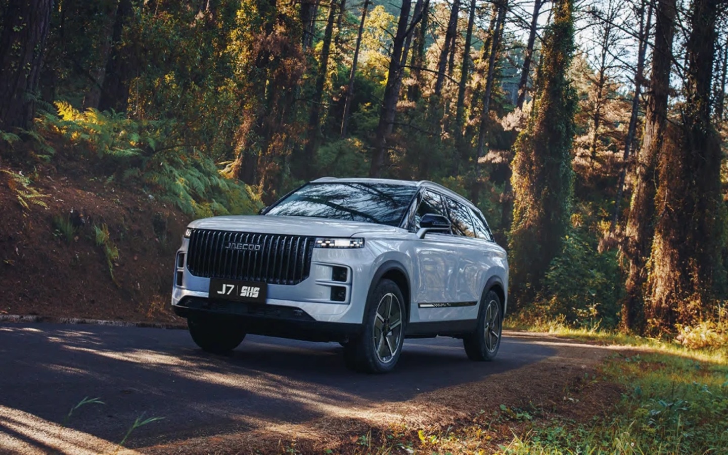 سيارة J7 SHS في الغابة