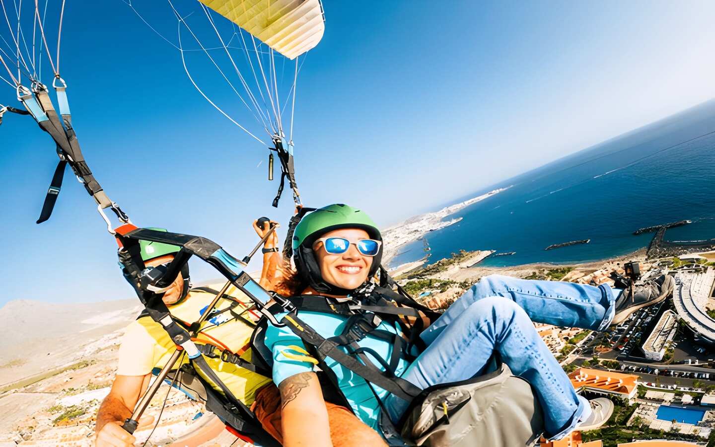 فتاة توثق لحظة الطيران الشراعي