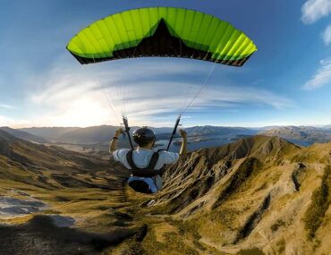 شخص يحلق فوق الجبال