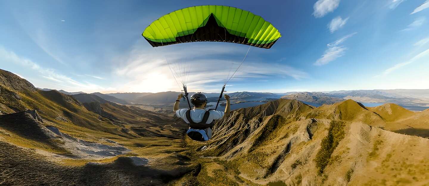 شخص يحلق فوق الجبال