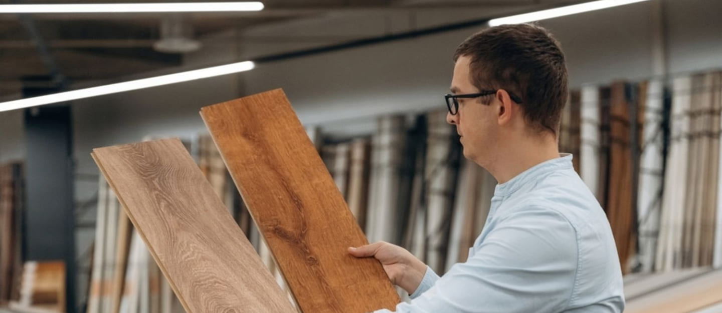 شخص يشتري الباركيه