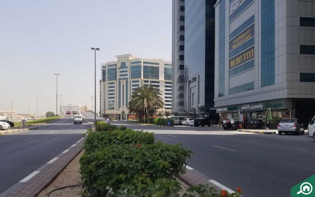 The strategic location is one of the pros of living in Al Khan