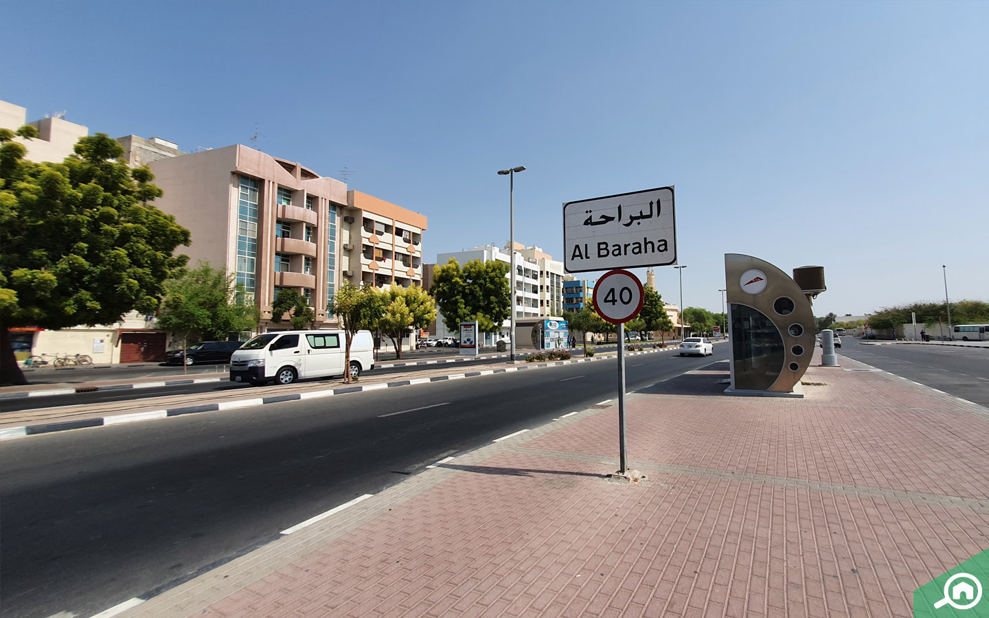 مباني وموقف حافلات في البراحة