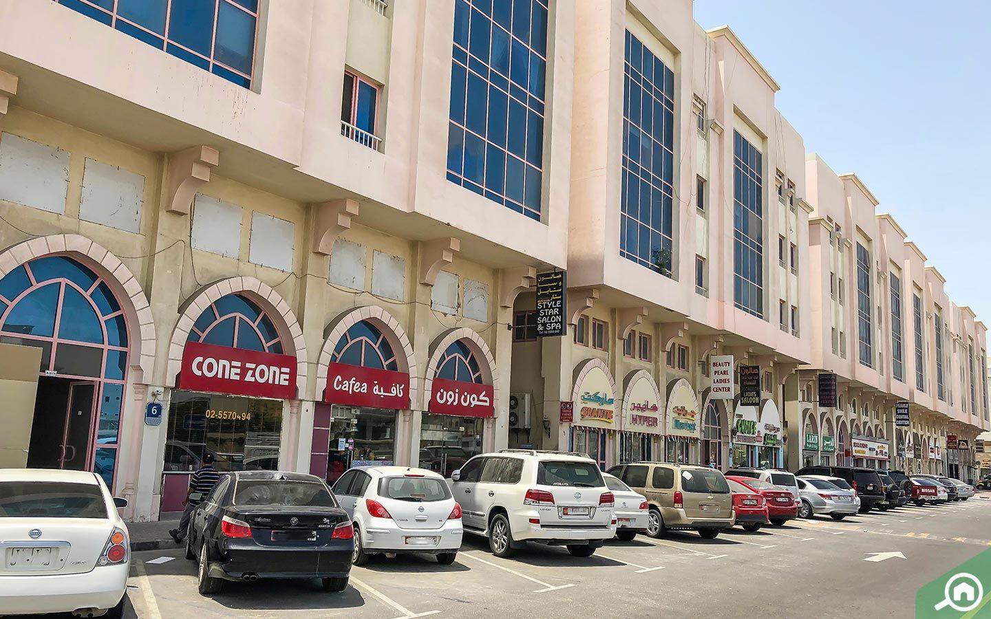 يضم مجمع مدينة خليفة أ كل متطلبات المعيشة من مستشفيات ومطاعم ومحلات بقالة وغيرها