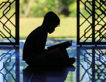 طفل يقرأ القرآن