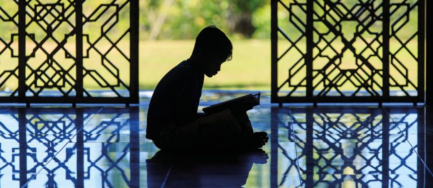 طفل يقرأ القرآن