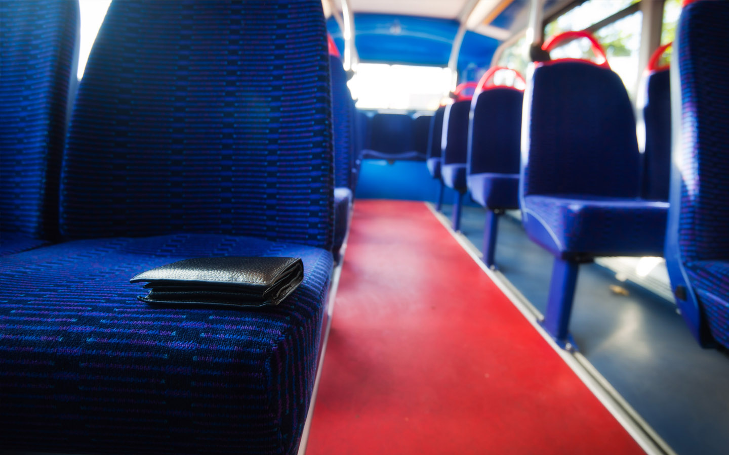 محفظة على مقعد باص