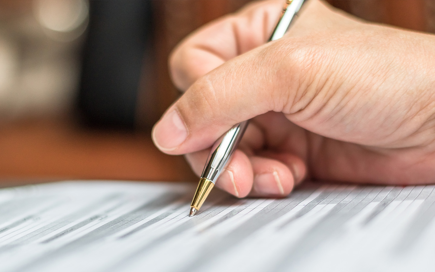 رجل يوقع مجموعة من الأوراق