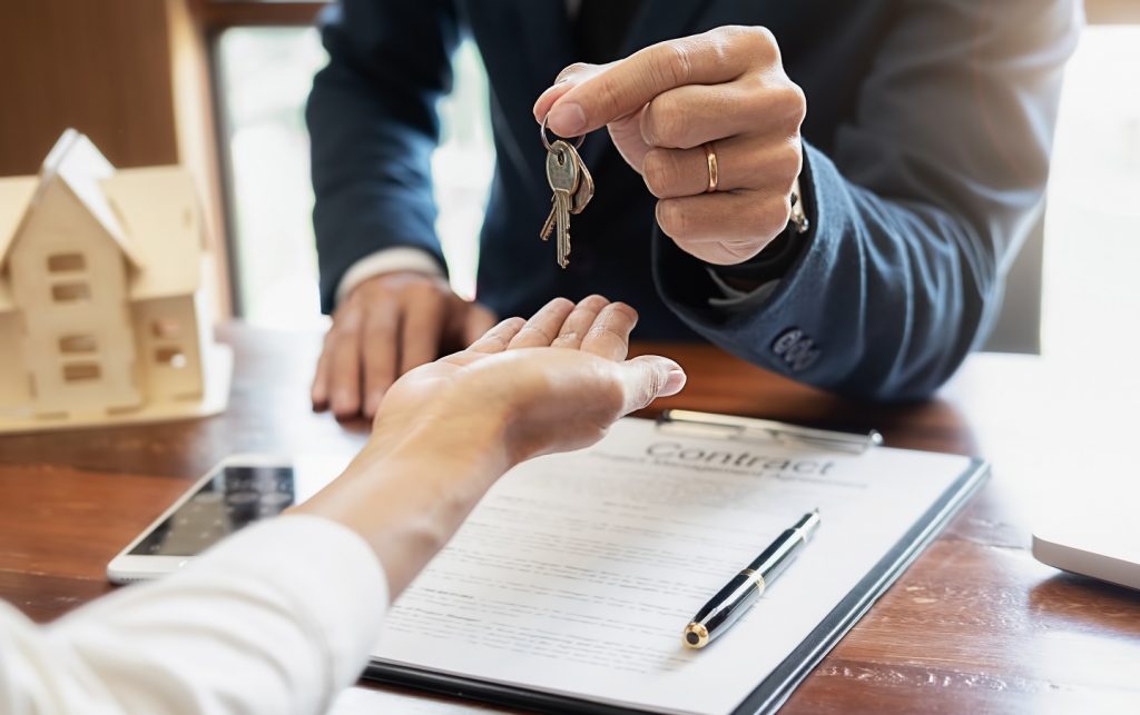 شخص يوقع عقد 