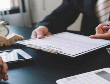 شخص يوثق عقداً