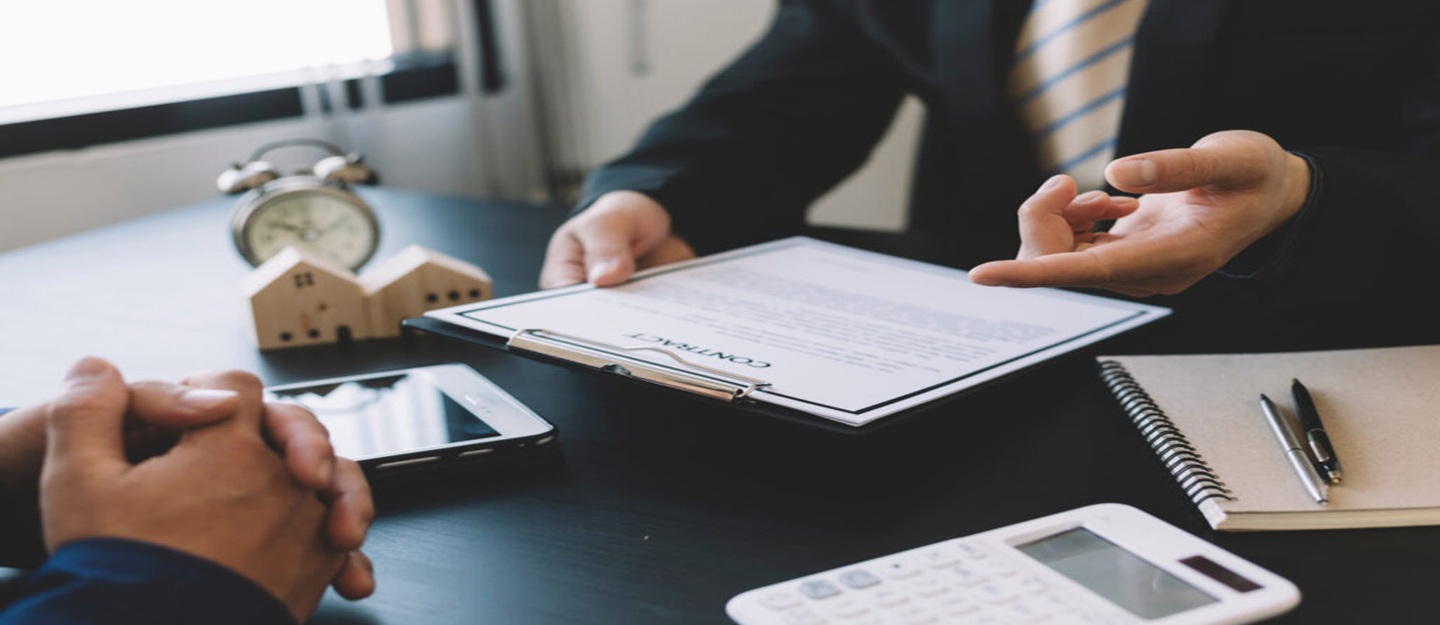 شخص يوثق عقداً