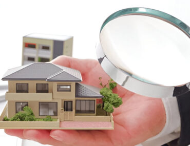 عدسة مكبرة ومجسم بيت