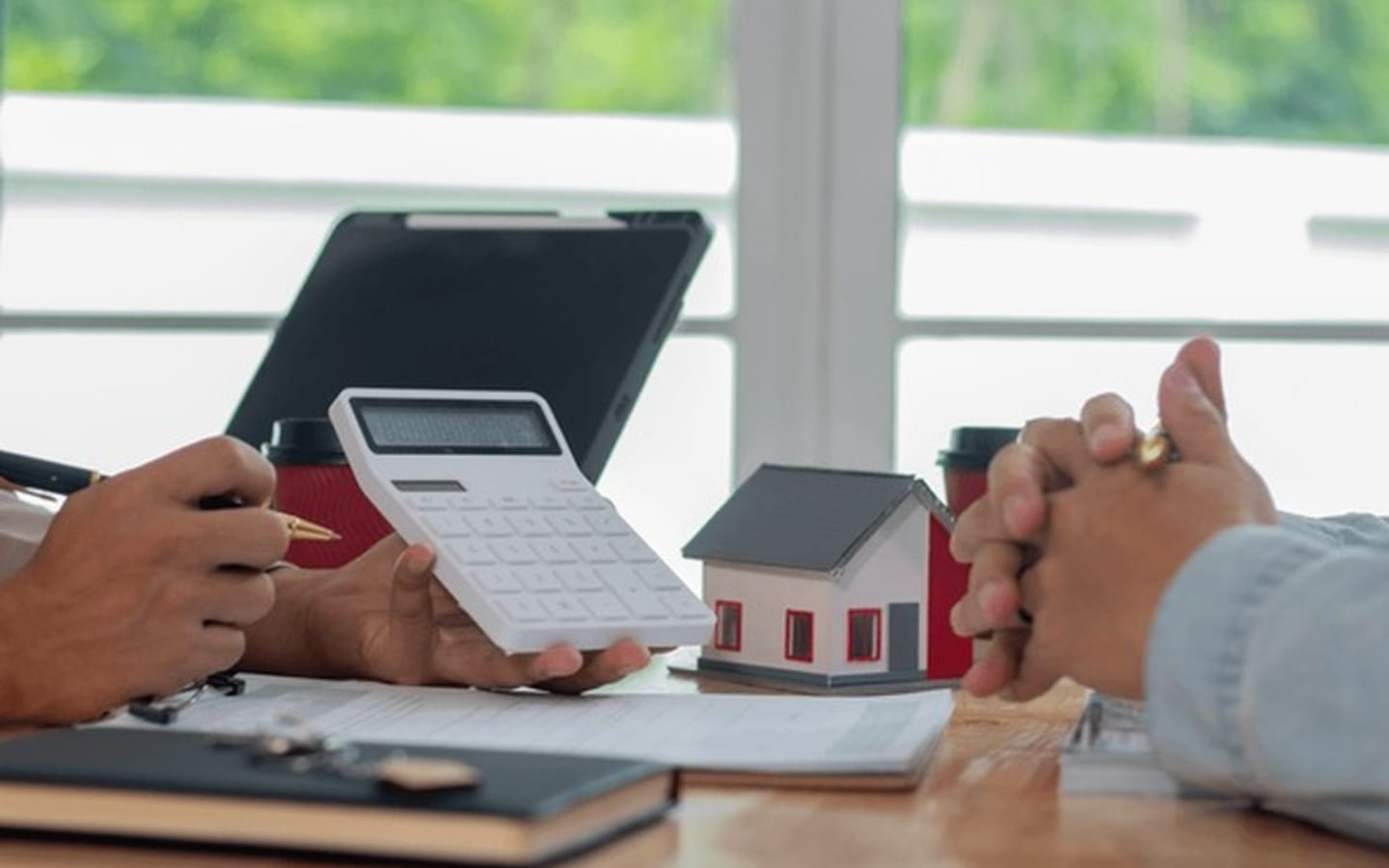 شخصان يحسبان تكلفة عقار