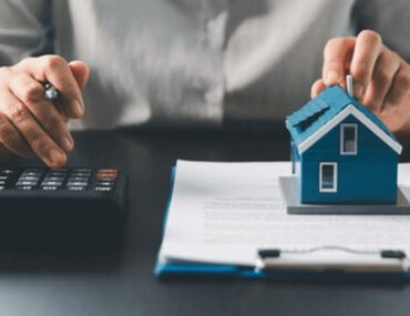 شخص يحسب تكلفة عقار