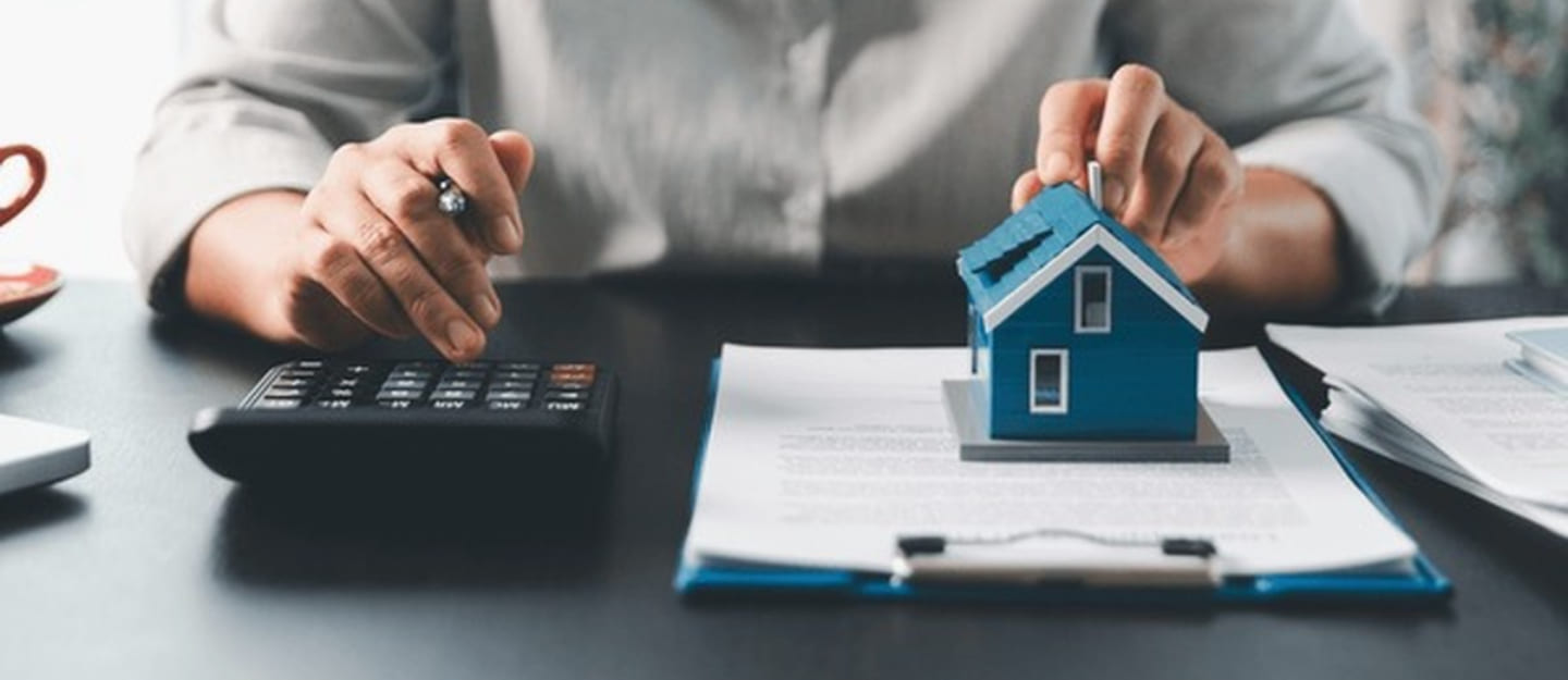 شخص يحسب تكلفة عقار