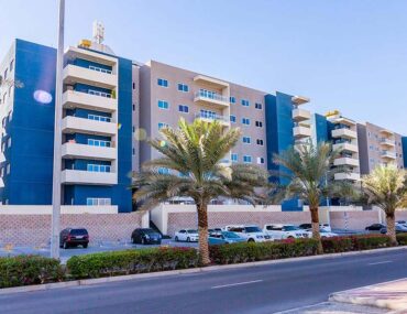 مبانٍ وشارع في الريف